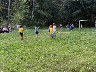 Setkání s rodiči u Gizely - fotbalový zápas, opékání buřtů